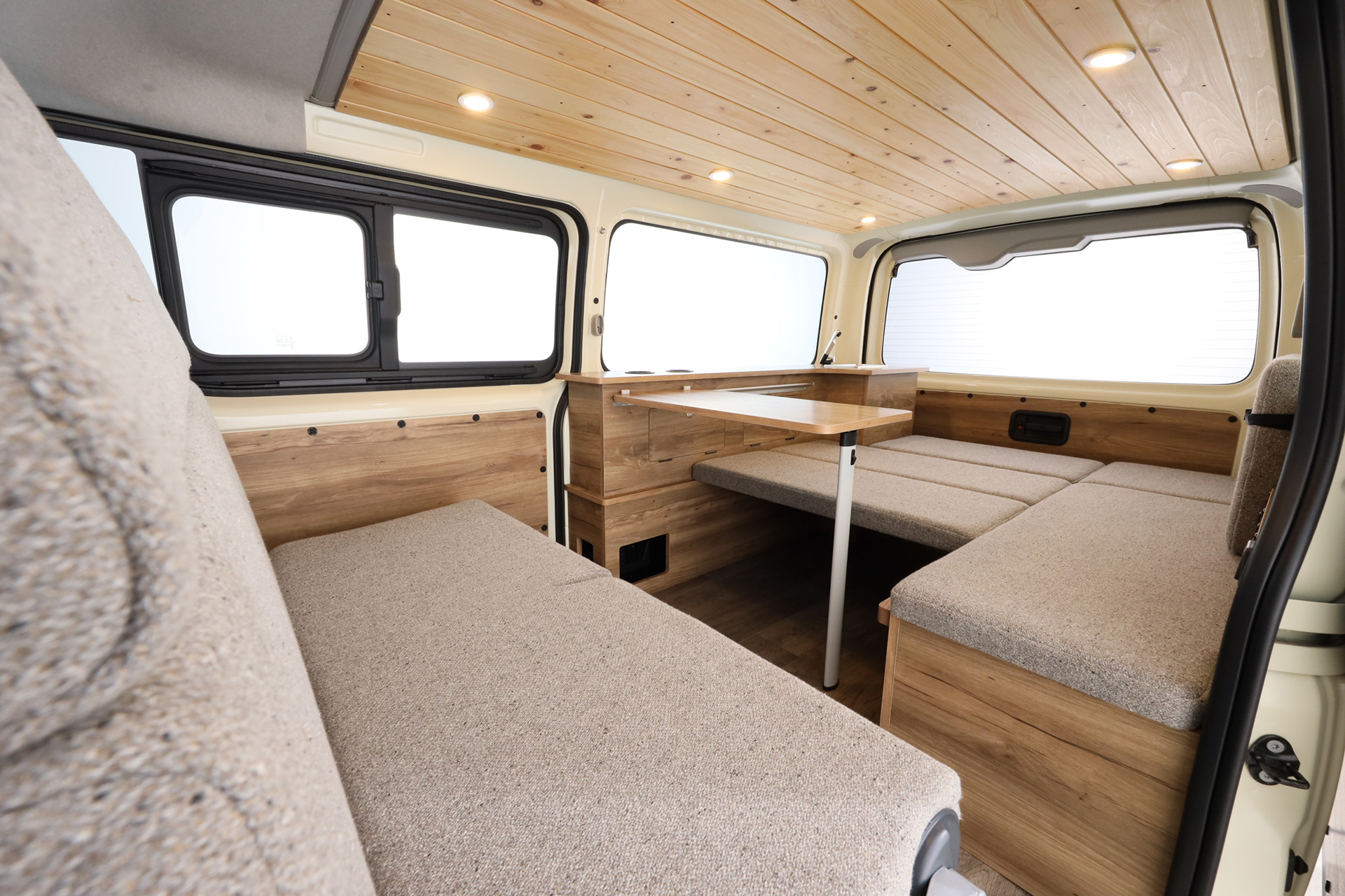 ハイエース専門店を全国展開するFLEX（フレックス）が、ハイエースベースのキャンピングカー「Wood Village（ウッドヴィレッジ）」を