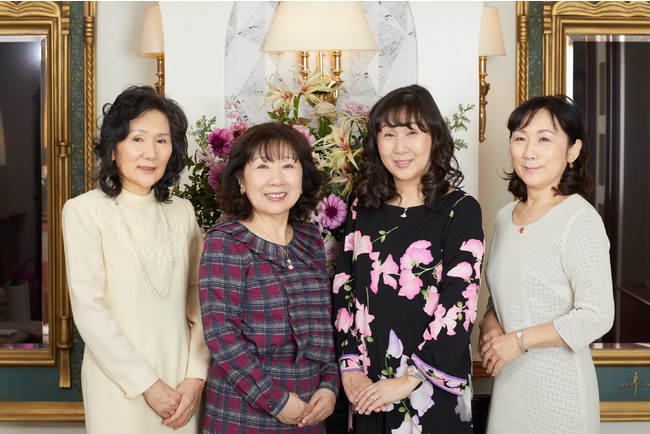 左から　取締役専務 平山玲子、会長 井野洋子、代表取締役社長 松浦真須美、取締役副社長 里見福恵