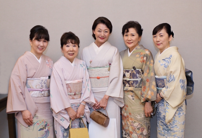 （左から）副社長松浦、社長井野、久保京子様、専務平山、常務里見