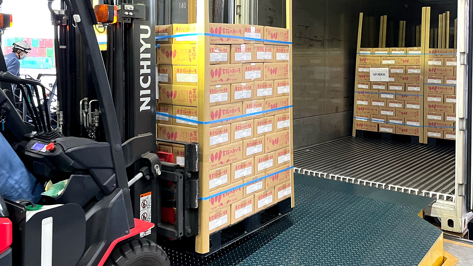 サツマイモ農家のコンテナ積み上げに使っていたコンベアー