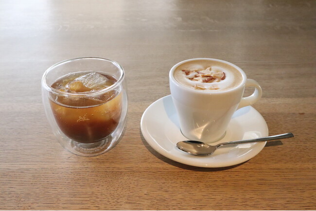 （写真左から）アップルエスプレッソトニック　／　アップルハニーラテ