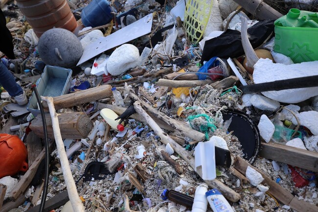 ▲対馬の海岸に漂着した海ごみ ▲対馬の海岸に漂着した海ごみ