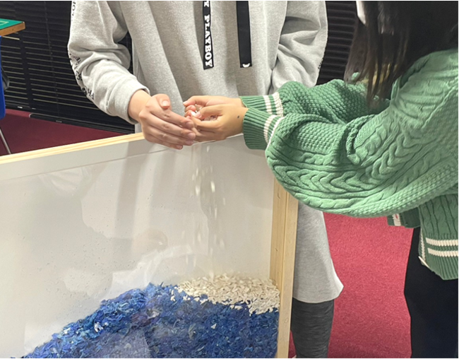 ▲九州産業大学造形短期大学部学生による制作の様子 ▲九州産業大学造形短期大学部学生による制作の様子