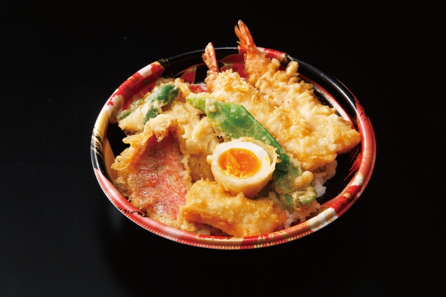 ＜銀座ハゲ天＞薫風（くんぷう）天丼　税込899円　765kcal　　旬の食材をおいしい天ぷらに仕立てました。