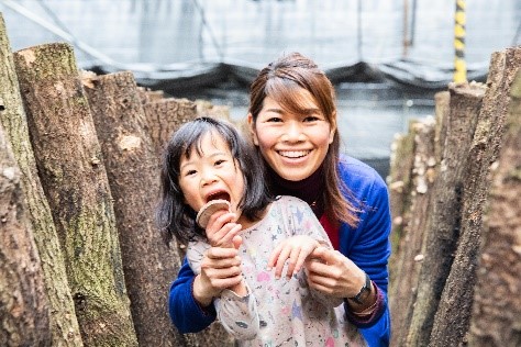 四代目　武久景子さんとお子様と原木栽培のクヌギの木