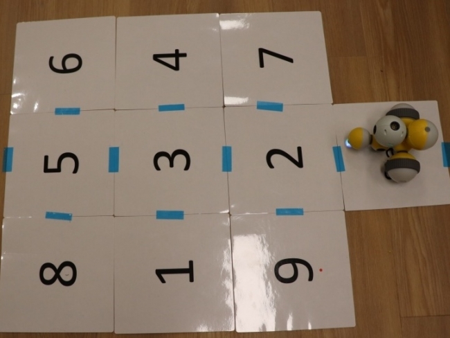第4回目の課題。たし算の答えの数字にロボットを動かします