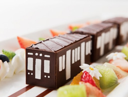 コラボレーションケーキ「花咲く街行く阪急電車」
