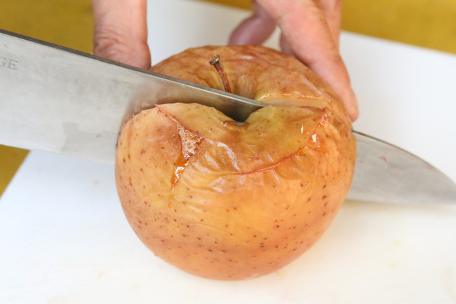 りんごは軽く焼いてから使用