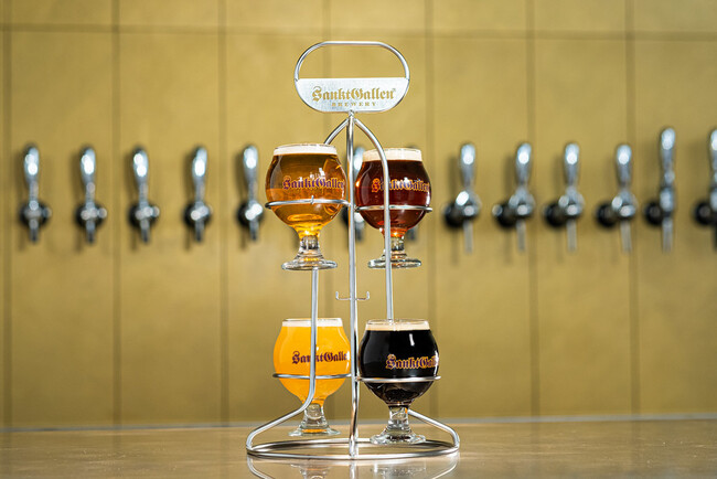 4杯選べる飲み比べセット1,320円(税込)なら、3年分のバーレイワインが一気にお試し頂けます。ハイアルコールにつきグラス半量程度でのご提供となります。 4杯選べる飲み比べセット1,320円(税込)なら、3年分のバーレイワインが一気にお試し頂けます。ハイアルコールにつきグラス半量程度でのご提供となります。