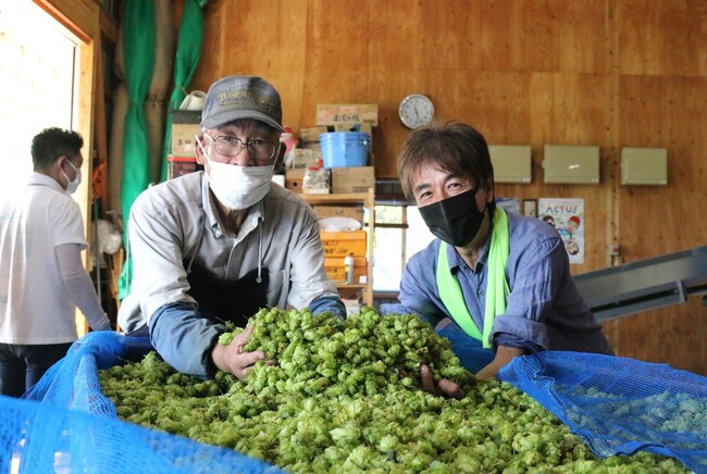 ホップ農家の浅川さん(左)とサンクトガーレン岩本(右)