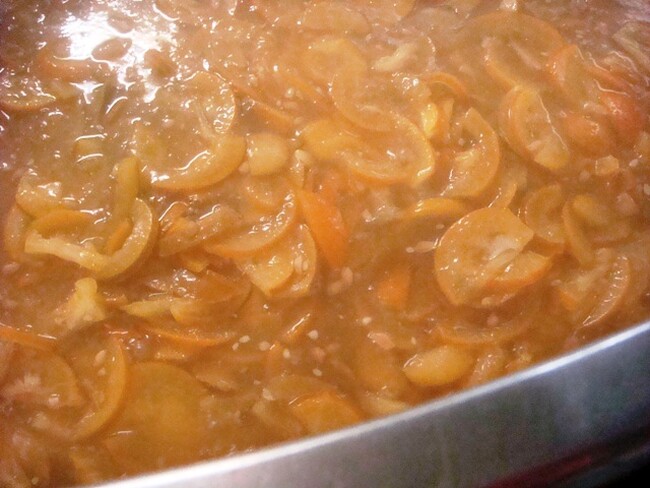 マーマレードをつくるように半量程度になるまで煮詰めてから麦汁に投入しています マーマレードをつくるように半量程度になるまで煮詰めてから麦汁に投入しています