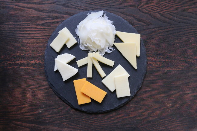 7種類のチーズ（1番上から時計まわりに、デュガス・ゴーダ・モントレージャック・レッドチェダー・モッツァレラ・サムソー・中央がステッペン）
