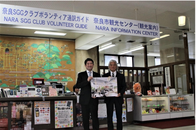 1月12日（木）記者発表後、仲川奈良市長との記念写真の様子 （奈良市観光センターにて））