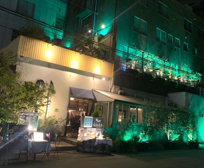 大阪の街に食で元気を 南船場のランドマーク 老舗カフェレストラン Cafe Garb にて 緑のライトアップ の点灯を開始 リニューアルしたテラス 席でのbbqやテイクアウトメニューもスタート 株式会社バルニバービのプレスリリース