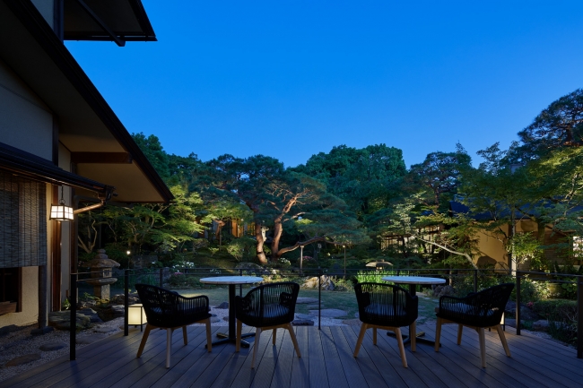 静かな夕暮れの庭園を眺めながらの贅沢な時間（Photo. Nacàsa & Partners Inc.）