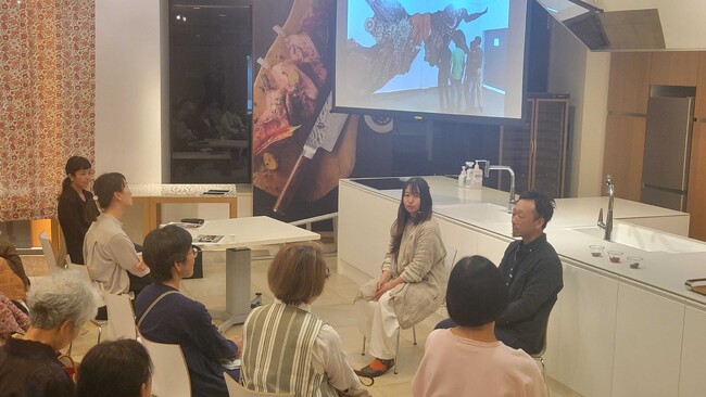 フォレストアートフェスティバルに参加する 美術家スギサキハルナさん（写真左） 画家香川大介さん（写真右）