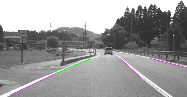 白線・路肩認識：物体だけでなく、白線や路肩を認識し、法規的・物理的な運転可能領域（Drivable Area）を割り出します。