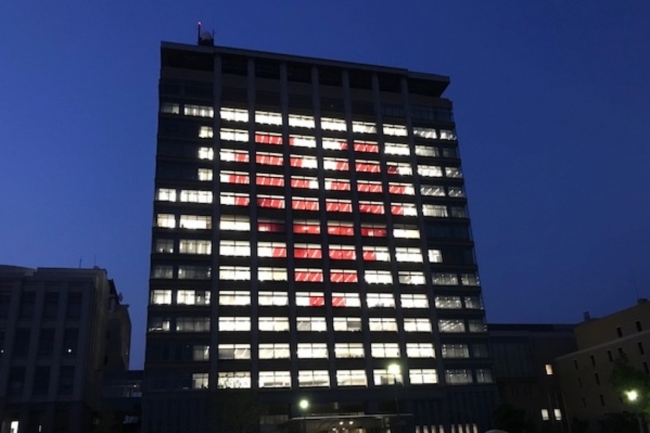 医療関係者の方々に感謝の意を表すためにライトアップされた栃木県庁本館