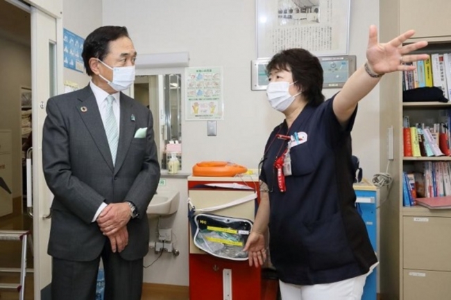  神奈川県立循環器呼吸器病センターで大枝看護科長から説明を受ける知事