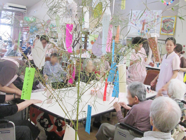 いくつになっても 季節を感じていただきたいという思いを込めて 平成３０年７月 社会医療法人清風会の介護老人保健施設 おとなの学校 岡山校 で七夕 のイベントを行いました 社会医療法人清風会のプレスリリース