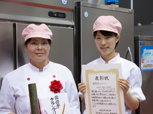 グランプリを受賞した日本原病院　栄養課の中田富美（左）と末田佳奈子（右）