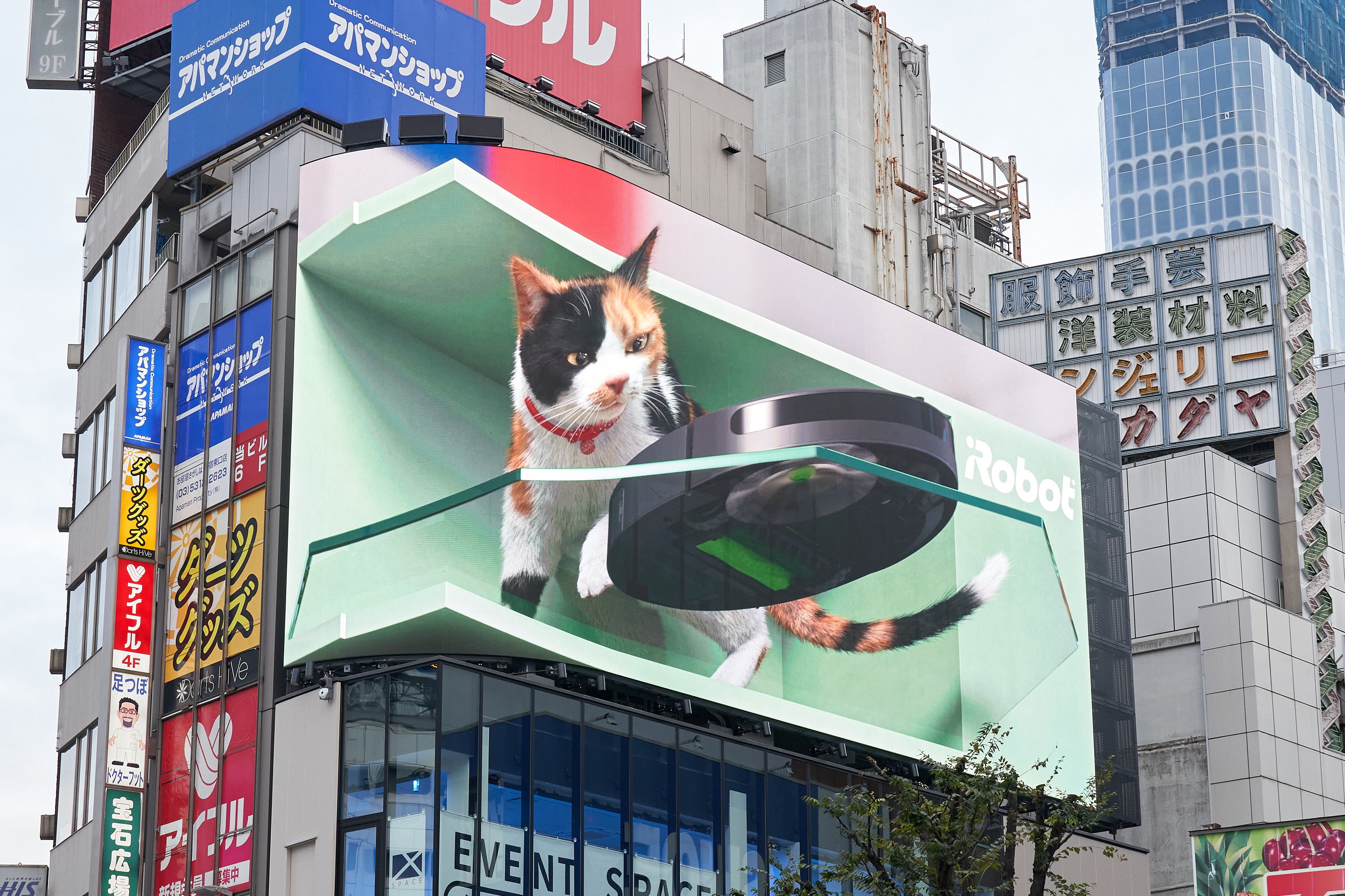 世界中に拡散された新宿東口の3d巨大猫シリーズ最新作 ネコにルンバを 本日より公開開始 アイロボットジャパン合同会社のプレスリリース