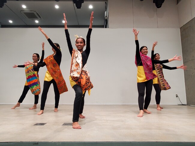 フィリピン伝統舞踊を披露したDAREDEMO HEROの奨学生5名