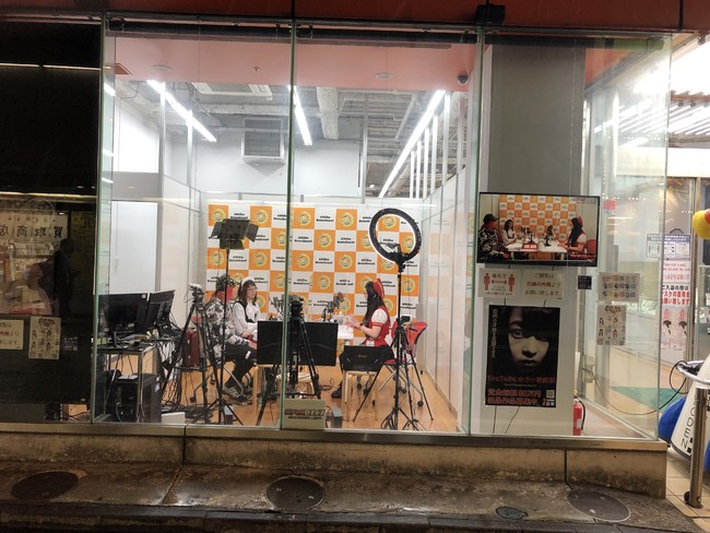 通りに面したAkiba.TV STUDIO in ONODEN。ガラス張りスタジオが秋葉原の街との一体感を演出している。写真提供：Akiba.TV