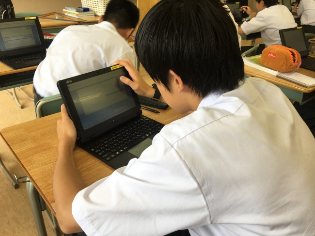 先行導入された渋谷区立上原中学校で 授業中にスタディサプリに取組む生徒の様子