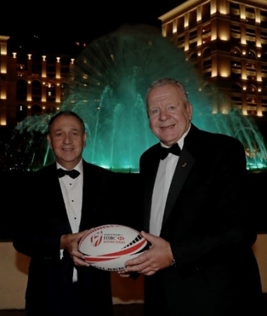 キャップジェミ二・グループの会長兼CEO、Paul Hermelin(L) とワールドラグビー会長、Bill Beaumont氏(R)ー写真提供：Dave Rogers - World Rugby  World Rugby via Getty Images