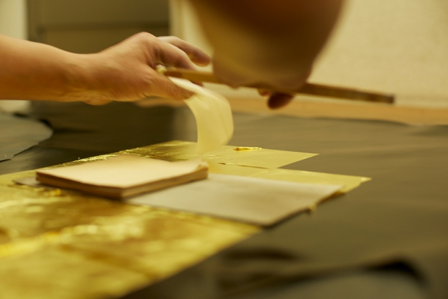 縁付け金箔のレザー装飾行程（京都）
