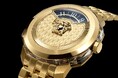 マドンナが纏った名作が、現代に蘇る。『VERSACE（ヴェルサーチェ）』は、アイコニックウォッチ「DYLOS（ディロス）」を発売します。