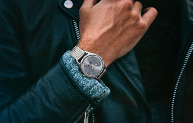 淡いブルーが手もとを爽やかに彩る新色登場！英国の腕時計ブランド