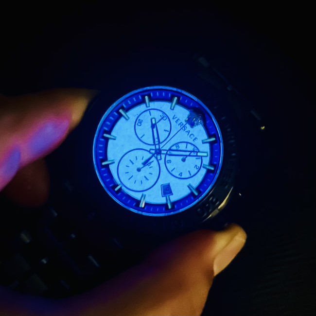 ヴェルサーチェの新作メンズ時計は、妖艶に光る『グレカ クロノ 