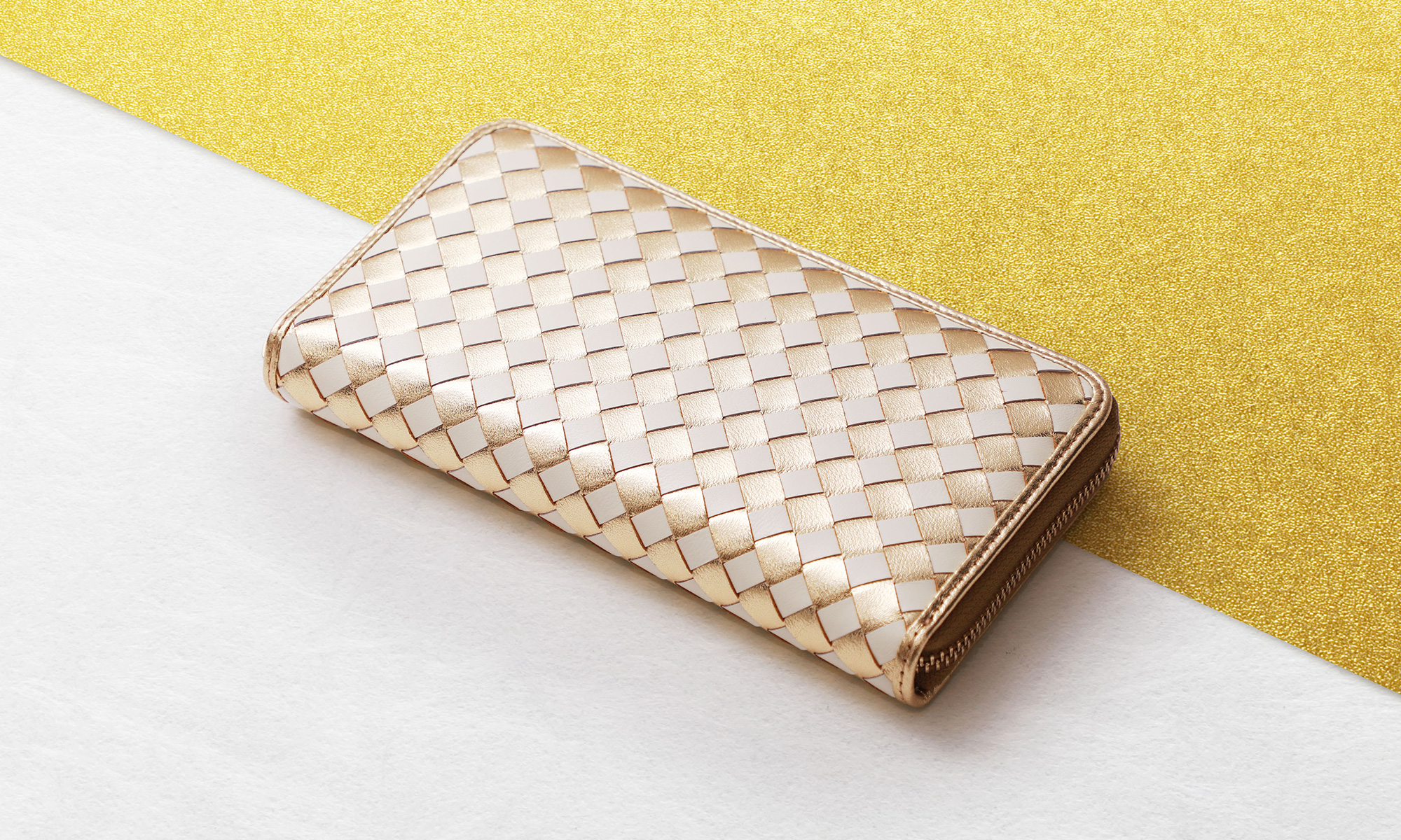 開運キャンペーン第3弾 21年の開運カラー 白と金をw配色した ギオネ イントレチャート の新色長財布 限定300本を縁起のいい一粒万倍日 天赦日 の6 15にweb限定で新発売 株式会社ウエニ貿易のプレスリリース