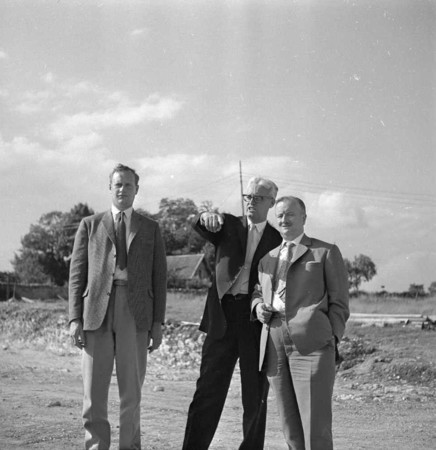 Kelton創業者のステファン・ブーリエ(右端)。1962年、ブザンソンの工場建設予定地にて。