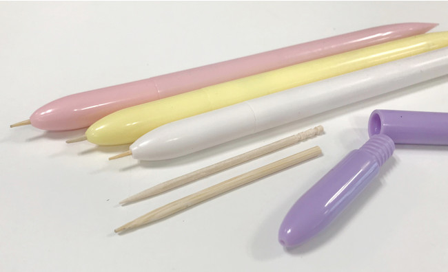 ▲竹串やようじをペン先にセットできるので、何度でも繰り返し使えるオリジナル２WAYペン。今回は白が同梱されています。ショップ学研でペンのみも１月販売予定です