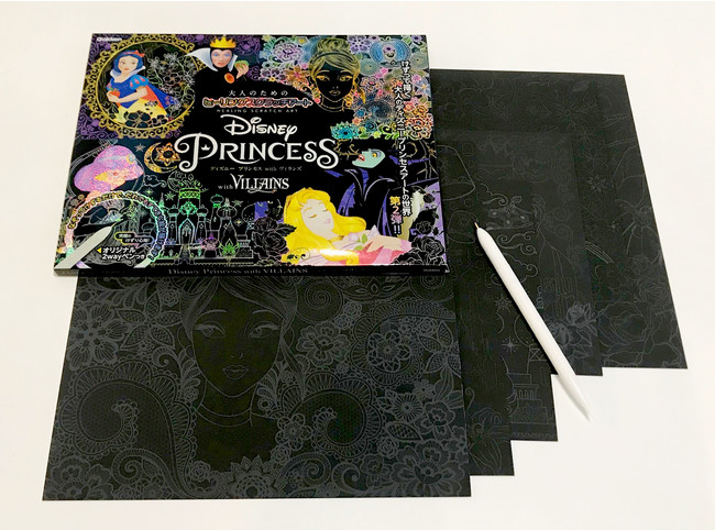 ▲最新作の『Disney Princess with VILLAINS』。パッケージの中に、スクラッチ下絵入りシート６枚と新作の専用ペンが入っています。ⓒDisney