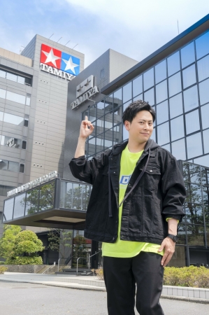 三代目ＪＳＢ山下健二郎さんが静岡のタミヤ本社を訪問！　ミニ四駆の思い出を語ってくださいました。