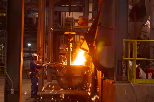 ▲ロッジの工場は、テネシー州サウスピッツバーグにあります。写真は、鋳鉄を溶かす溶鉱炉