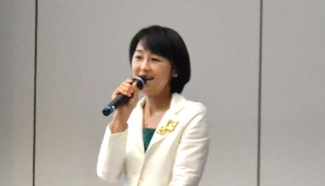 女優で介護士でもある北原佐和子様。北原さんは弊社の介護施設で様々なイベントをしていただいています。今回はゲストとして参加いただき、会の終わりに総評を頂戴しました。