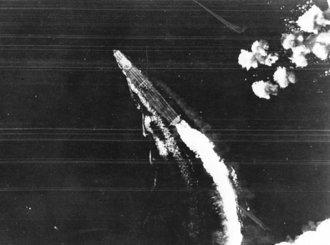 ミッドウェー海戦で米軍機の攻撃を受ける空母『飛龍』。