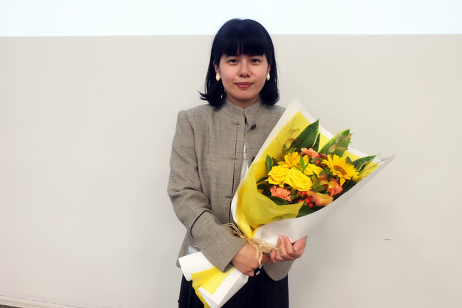 ▲大賞を受賞した北川さんへは賞状と花束が贈呈された。