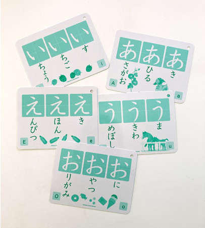 ▲『ぴよちゃんの ひらがなおけいこカード』カードウラ面では実際に書く練習ができます。アルファベットの大文字と小文字があることで、この先の英語学習や、外国の方の日本語練習にも役立ちます