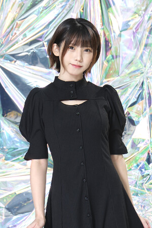 ▲「刃牙」シリーズの大ファンを公言するプロコスプレイヤーのえなこさんに一気読みさせたほどのおもしろさ！