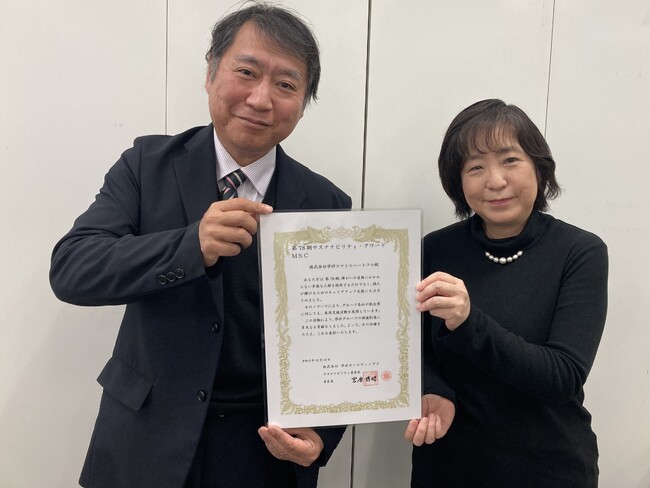 授賞式では賞状と盾が授与され、代表して学研スマイルハートフル小松社長と櫻井取締役が受け取りました