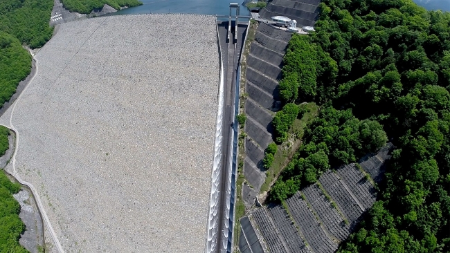 奈良俣ダム（群馬県）の放流シーンを上空から撮影。毎年初夏の放流イベントには多数の観客が訪れる