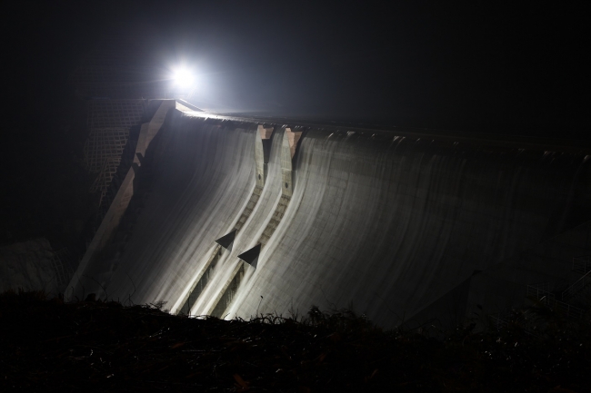 志津見ダム（島根県）。写真集にはこんな“夜景ダム”も掲載