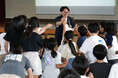 トイレ博士、お笑い芸人の佐藤満春さんが「トイレのすばらしさを知ってほしい」と、小学校で特別授業を開催