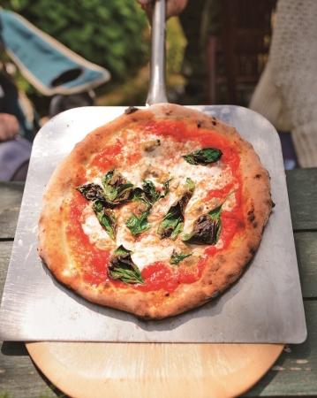 庭にピザ窯を作れば、焼きたてのおいしいピザが食べられる！